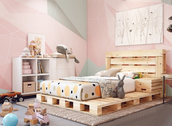 Chiếc giường ngủ bằng gỗ thông pallet được thiết kế chắc chắn giúp phòng ngủ của bé trở nên dễ thương hơn. 